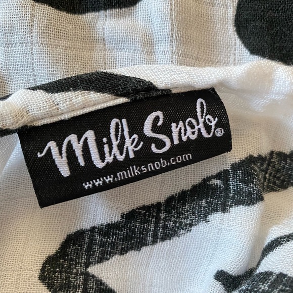 Assortment , milestone blanket, milk snob modern swaddle, bibs, hanging sign - Picture 6 of 7